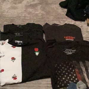 Set of 5 shirts men’s size small. 2 black, and 3 print.